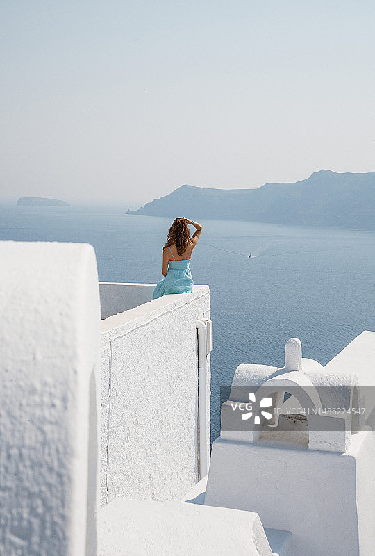 在希腊岛屿上的年轻女人图片素材
