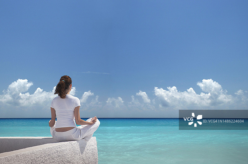 在海上练习瑜伽的女人图片素材