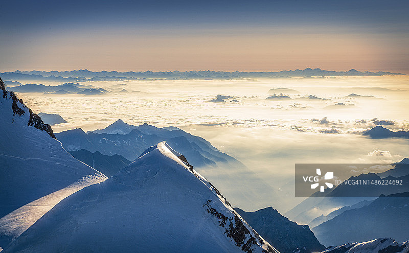 雪岭上的登山者图片素材