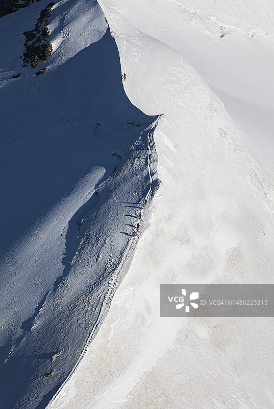 雪岭上的登山者图片素材