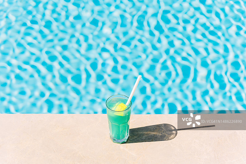 蓝色泳池边的蓝色泻湖鸡尾酒图片素材