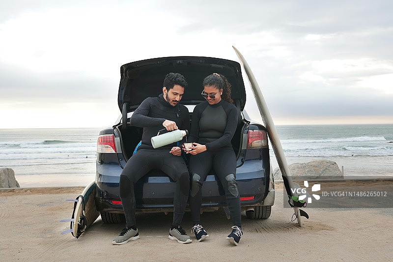 情侣喝热饮图片素材