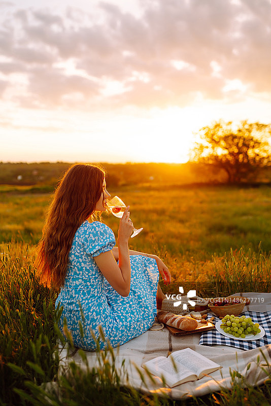 在野餐中休息的年轻女人图片素材