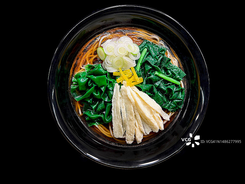 荞麦鸡肉菠菜面，黑色背景上的食物模型图片素材