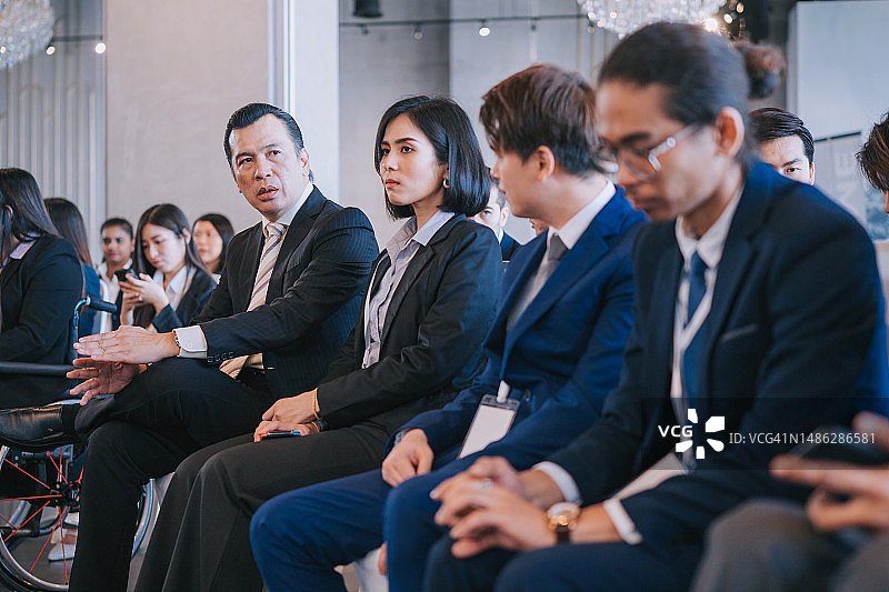商务会议中不满的亚洲研讨会参与者，会议中心研讨会图片素材