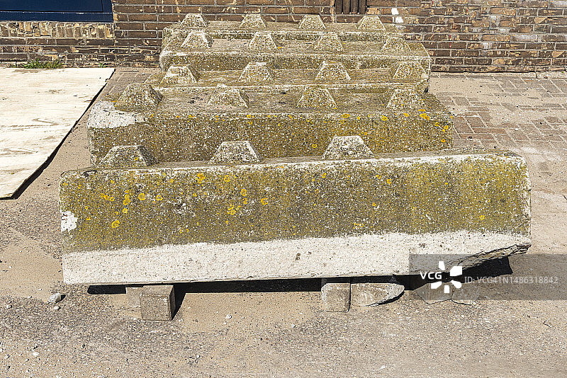 地面上的五个细长混凝土支架图片素材