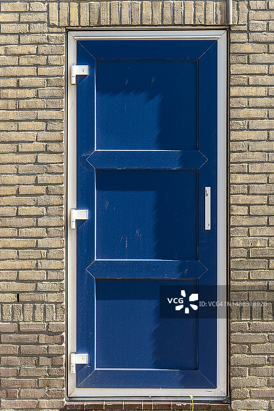 白色塑料框架的蓝色塑料门图片素材