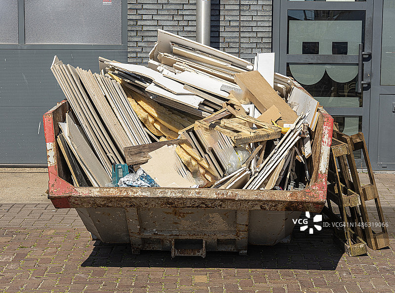 敞开式工业废料钢制容器正面图图片素材