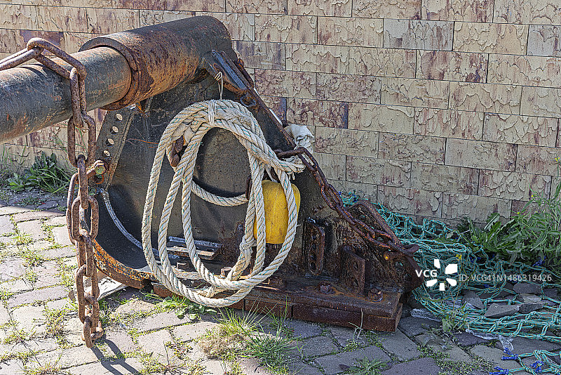 生锈的拖网渔船钢结构图片素材