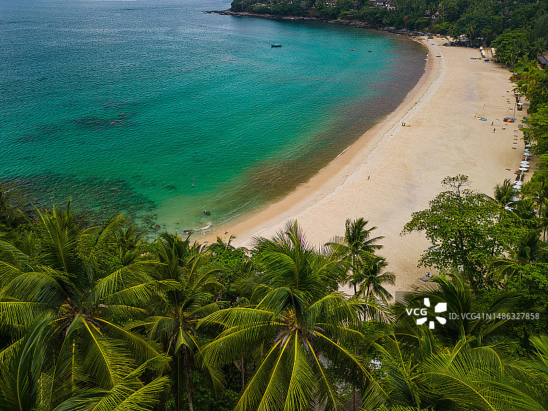 泰国普吉岛苏林海滩游客日光浴和游泳航拍图片素材