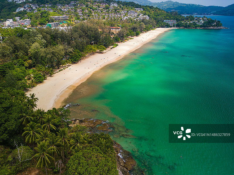 泰国普吉岛苏林海滩游客日光浴和游泳航拍图片素材