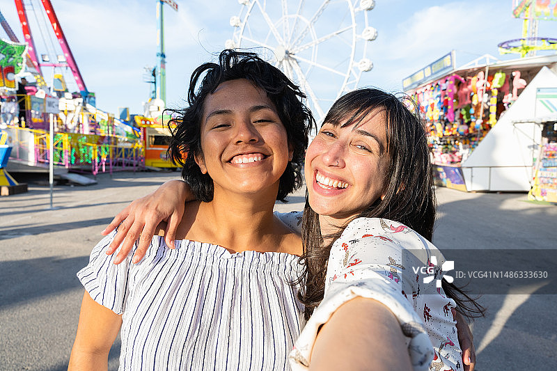 两个朋友在集市自拍图片素材