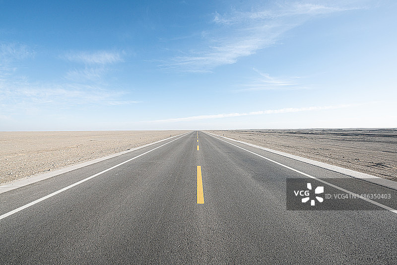 晴朗天空下的山景图片素材