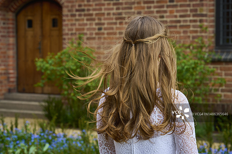 身穿白色连衣裙的少女半身像图片素材