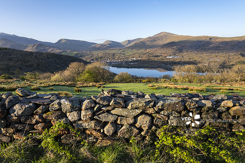威尔士斯诺多尼亚国家公园的兰贝里斯和帕达恩湖村图片素材