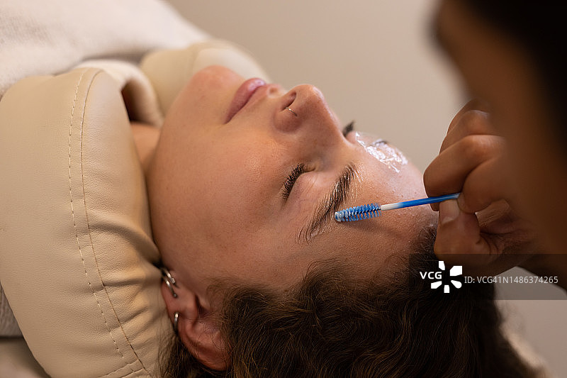 年轻女子进行眉毛护理图片素材