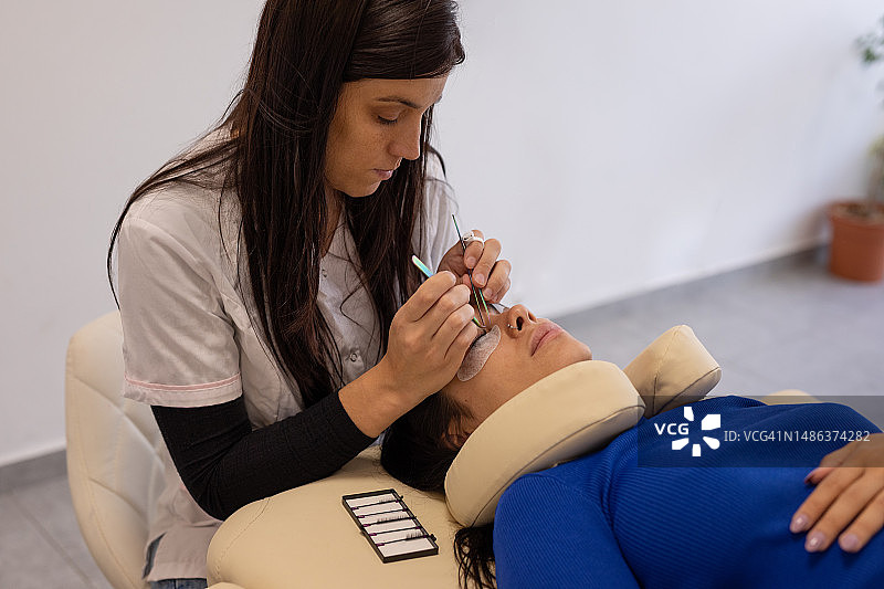 正在进行睫毛嫁接的女人图片素材