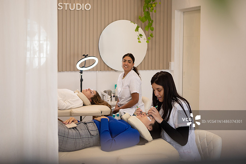 美容院的眉毛和睫毛美容护理图片素材