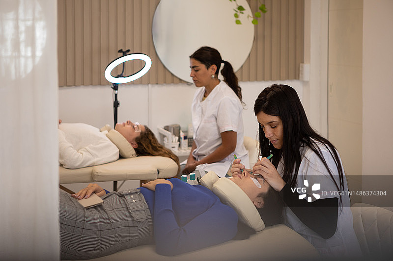 美容院的眉毛和睫毛美容护理图片素材