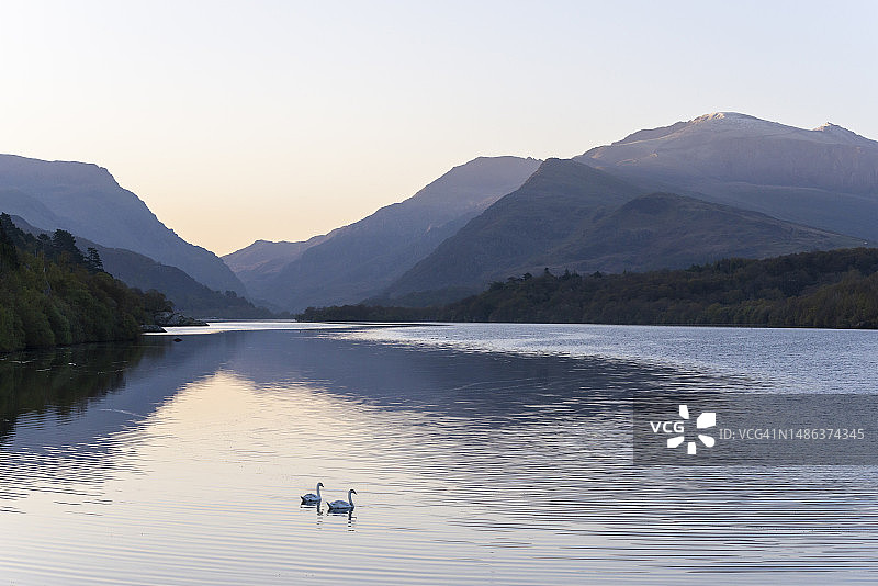 黎明时分的Llyn Padarn湖，Llanberis，北威尔士斯诺多尼亚图片素材