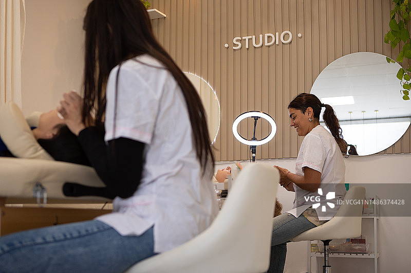 美容院的眉毛和睫毛美容护理图片素材