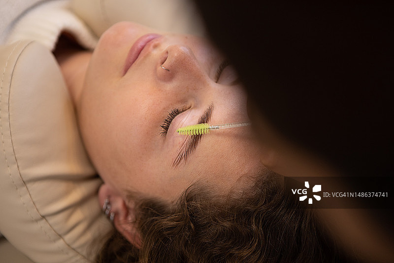 年轻女子进行眉毛护理图片素材