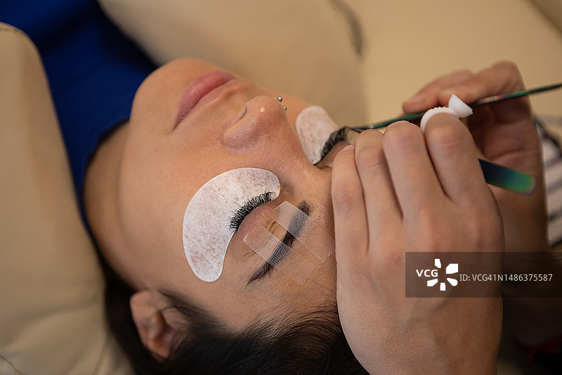 正在进行睫毛嫁接的女人图片素材