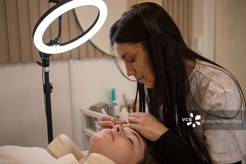 年轻女子进行眉毛护理图片素材