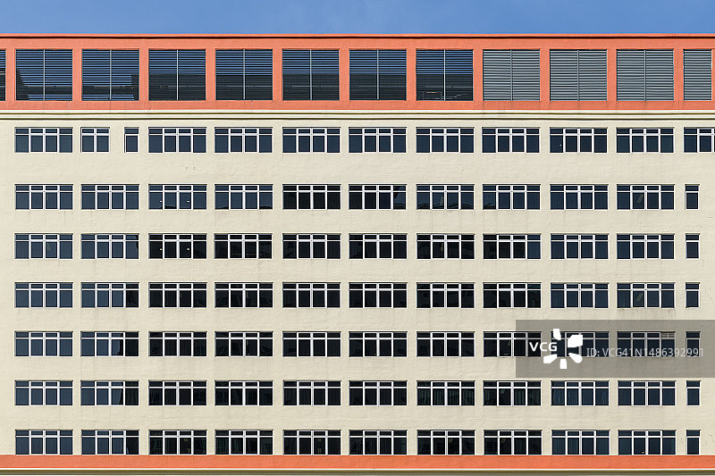 蓝色天空下的建筑图片素材