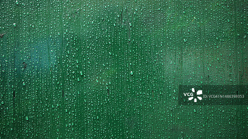 纽约曼哈顿绿色木板上的雨滴图片素材