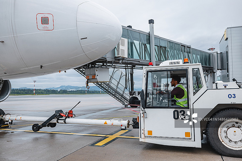 机场航站楼的飞机地面处理图片素材