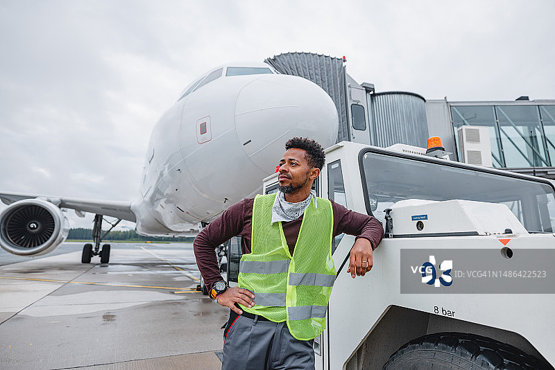 背景是客机的机场工作人员图片素材