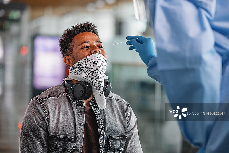 医务人员在机场航站楼进行新冠病毒PCR检测图片素材