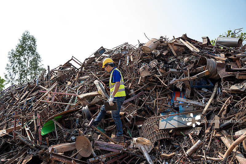 在回收行业检查和工作的工程师图片素材
