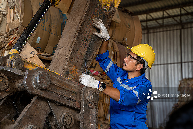 员工在废物管理设施中检查塑料废物图片素材