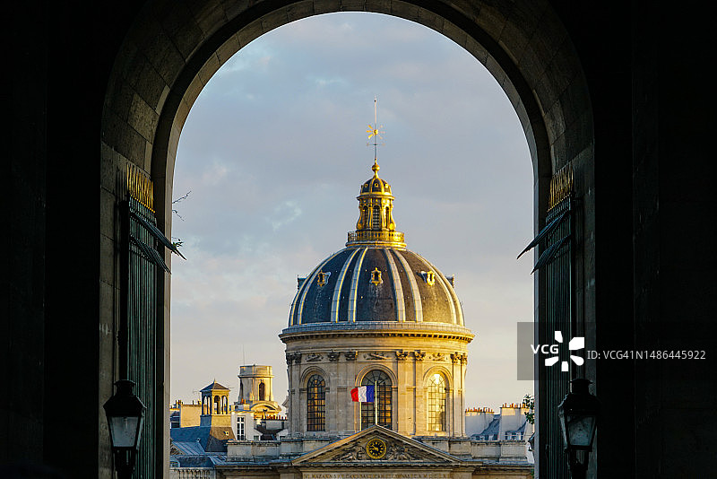 巴黎法兰西学院主穹顶的室外街景图片素材