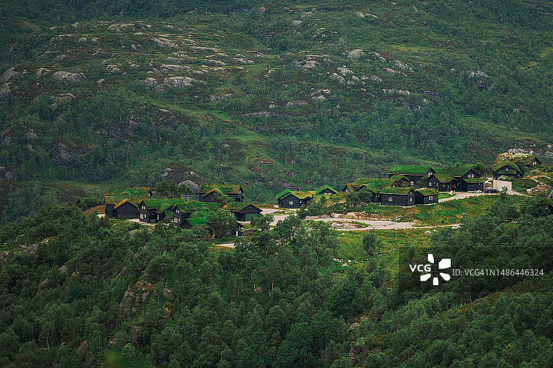 挪威村庄青苔屋顶景色图片素材