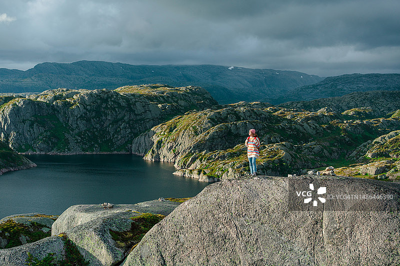 在挪威山区徒步的女人图片素材