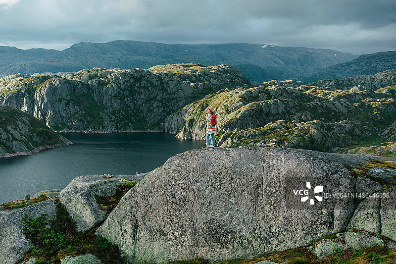 在挪威山区徒步的女人图片素材