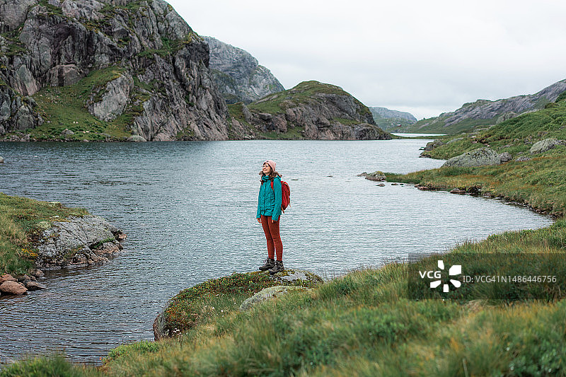 在挪威山区徒步的女人图片素材