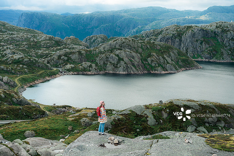 在挪威山区徒步的女人图片素材