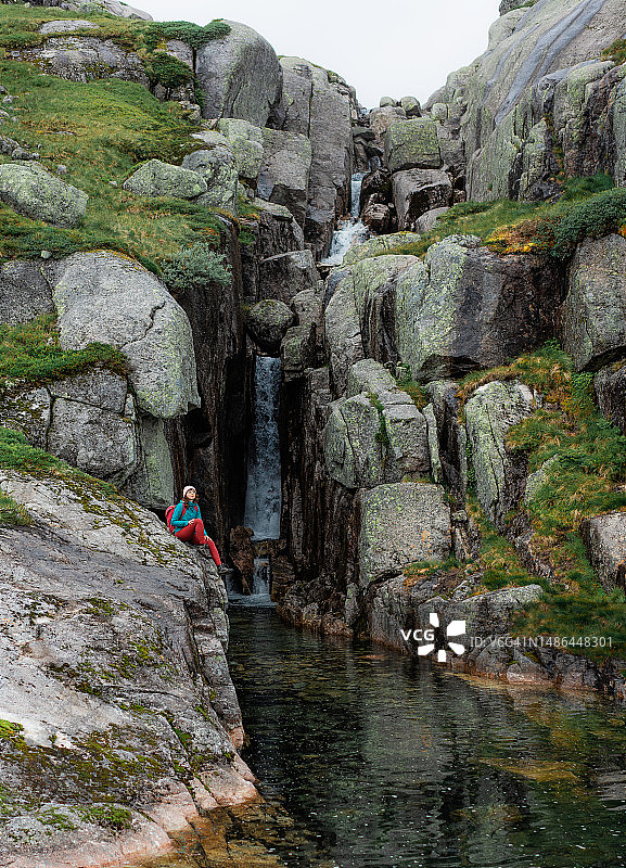 在挪威山区徒步的女人图片素材