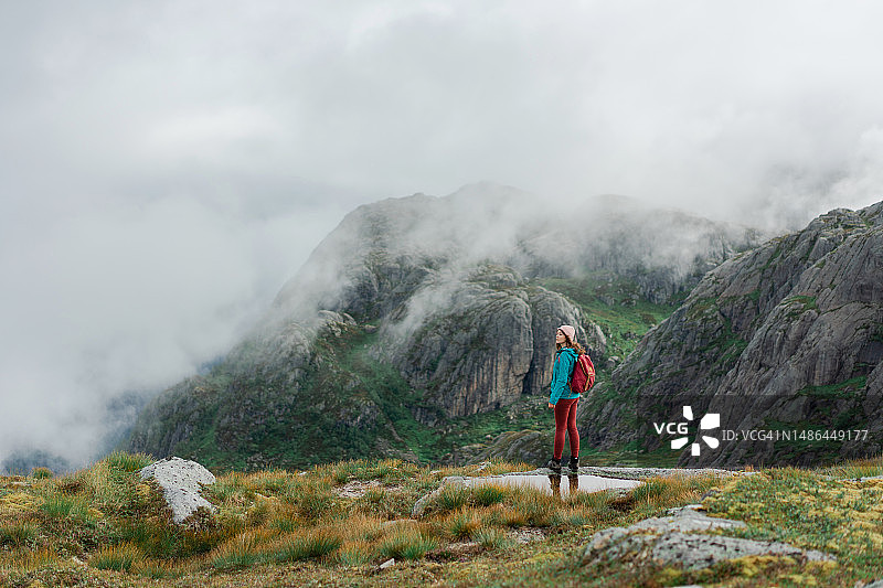 在挪威山区徒步的女人图片素材