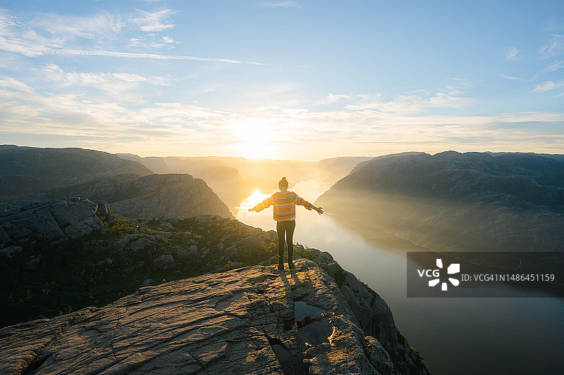 站在圣坛岩欣赏美景的女人图片素材
