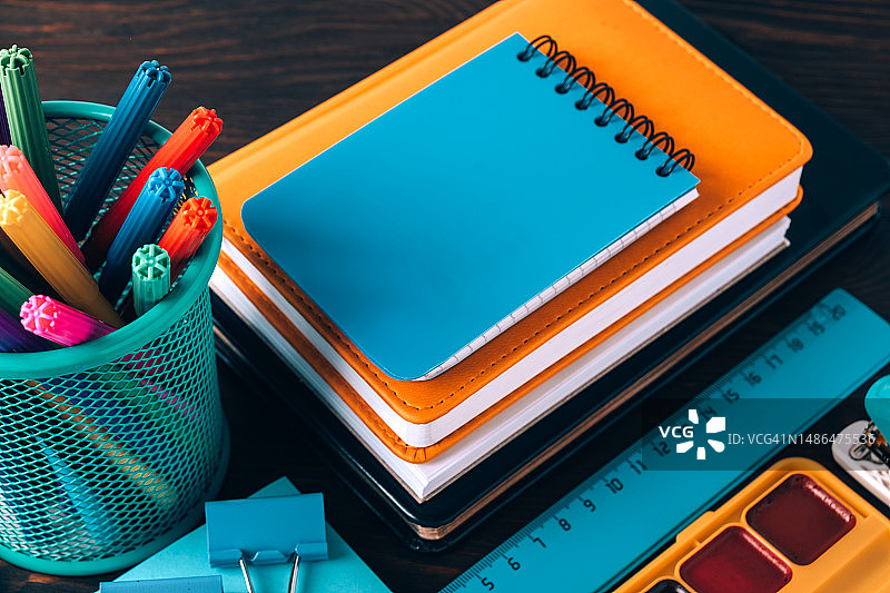 木桌上的学习用品。返校季图片素材
