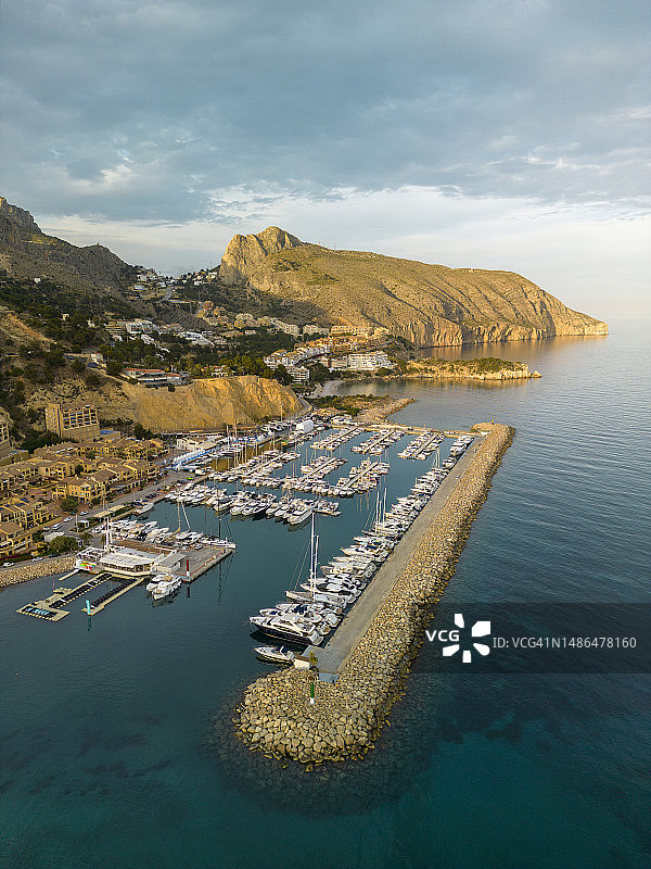 群山环绕的沿海港口村庄图片素材