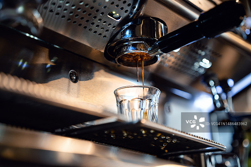咖啡店：从手柄滴落的浓缩咖啡图片素材