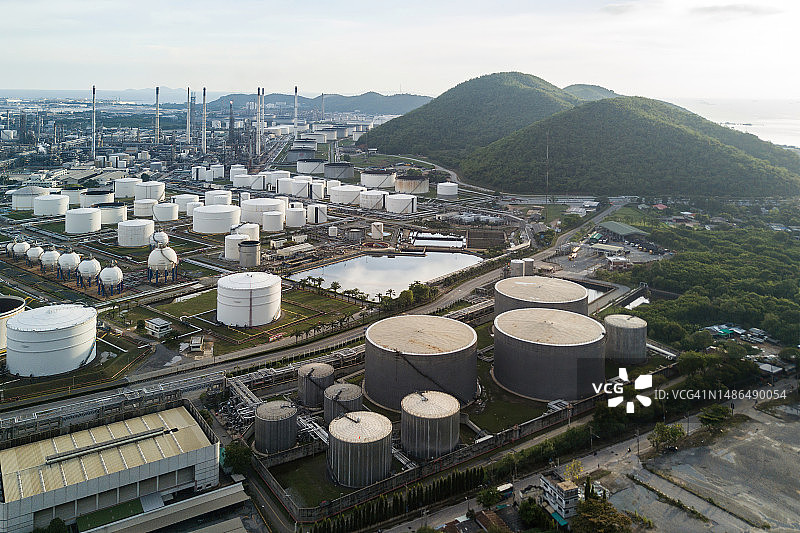 炼油厂和石化建筑工业装置：白色油气炼油罐图片素材