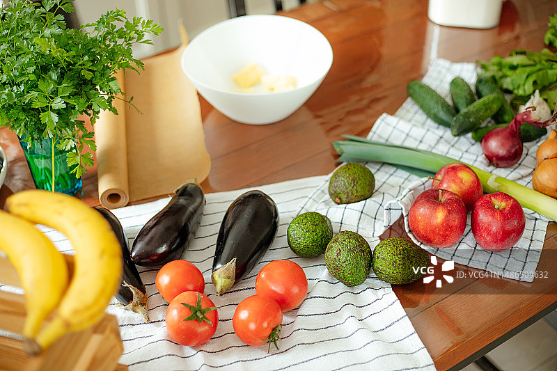 厨房餐桌上的果蔬和毛巾图片素材