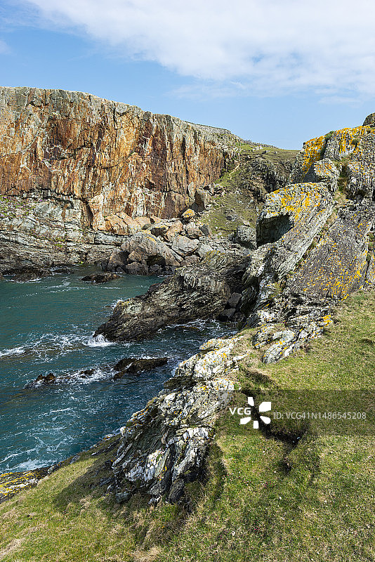 安格尔西岛北威尔士的壮观岩石海岸线图片素材